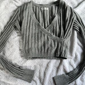 gray hollister long sleeved shirt size s